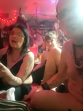 Snapshot of Neveah6 chatting on 12.21.24 Neveah6 online show from 12.21.24