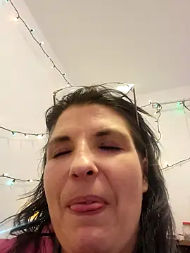 Snapshot of Neveah6 chatting on 12.29.24 Neveah6 online show from 12.29.24