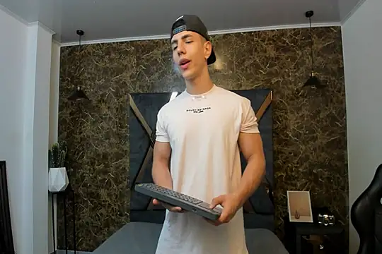 Flynn Riider online show from 01.03.25