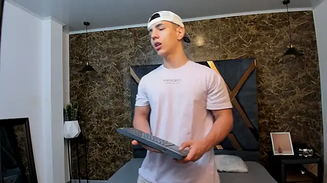 Flynn Riider online show from 01.11.25