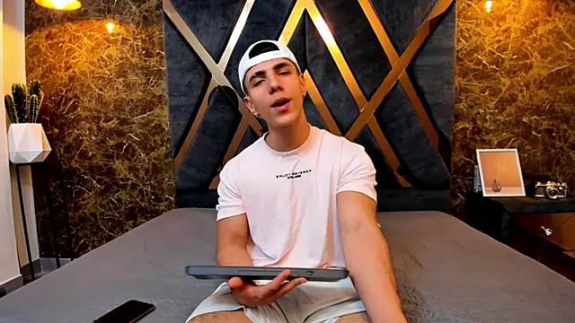 Flynn Riider online show from 01.17.25