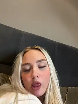 Snapshot of CherryEmmy chatting on 12.21.24 CherryEmmy online show from 12.21.24