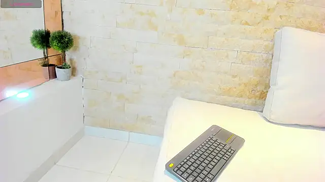 Snapshot of mia_roldan_ chatting on 02.15.25 mia roldan online show from 02.15.25