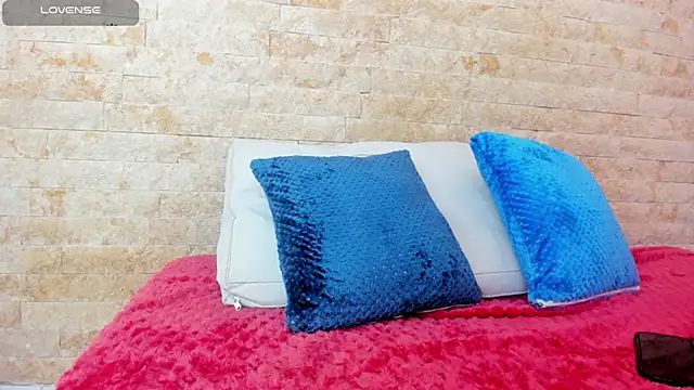 mia roldan  online show from 10.22.25