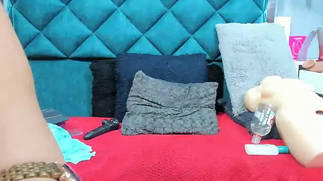 PENELOPELEWISs online show from 09.28.25