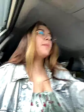 VikiDemi online show from 10.16.25