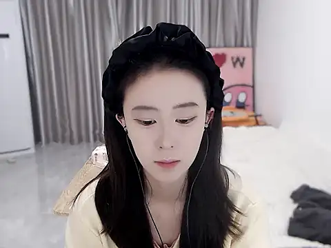 Snapshot of LOLO-yaya chatting on 12.17.24 LOLO-yaya online show from 12.17.24