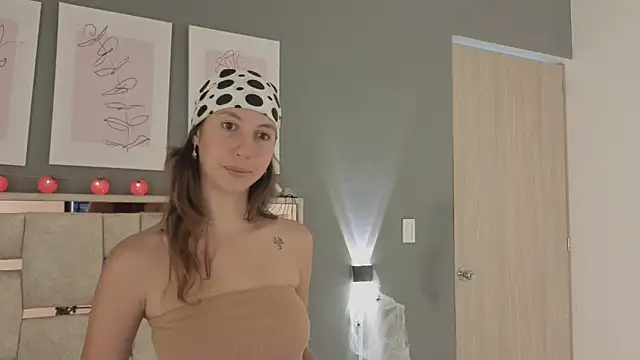 Snapshot of jolie_lov chatting on 10.28.25 jolie lov online show from 10.28.25