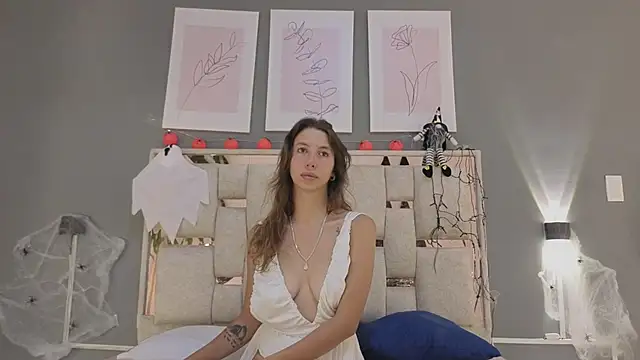 Snapshot of jolie_lov chatting on 10.29.25 jolie lov online show from 10.29.25