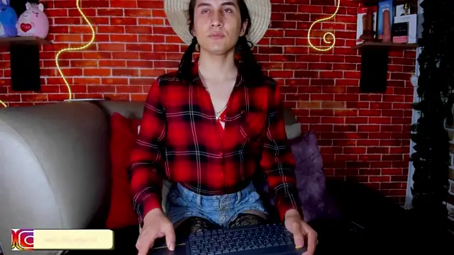 Snapshot of andy_angell1 chatting on 10.08.25 andy angell1 online show from 10.08.25