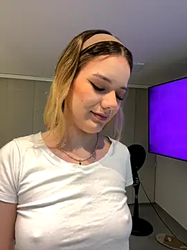 Snapshot of NicoleCut chatting on 11.05.25 NicoleCut online show from 11.05.25