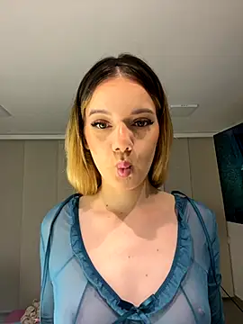 Snapshot of NicoleCut chatting on 11.06.25 NicoleCut online show from 11.06.25