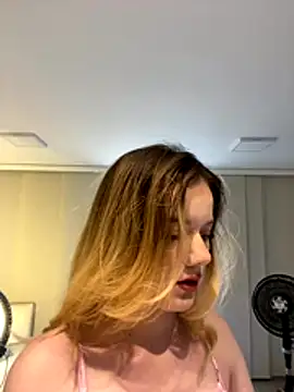 Snapshot of NicoleCut chatting on 11.20.25 NicoleCut online show from 11.20.25