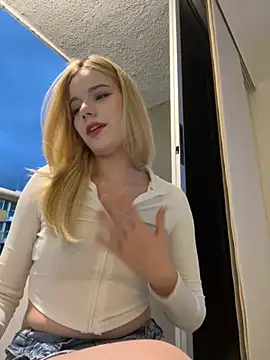 Snapshot of NicoleCut chatting on 12.01.25 NicoleCut online show from 12.01.25