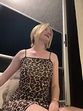 Snapshot of NicoleCut chatting on 12.14.25 NicoleCut online show from 12.14.25