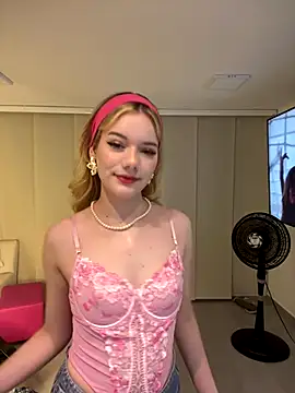 Snapshot of NicoleCut chatting on 12.18.25 NicoleCut online show from 12.18.25