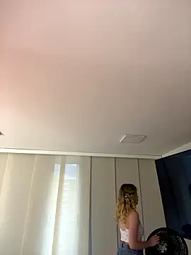 Snapshot of NicoleCut chatting on 01.11.26 NicoleCut online show from 01.11.26