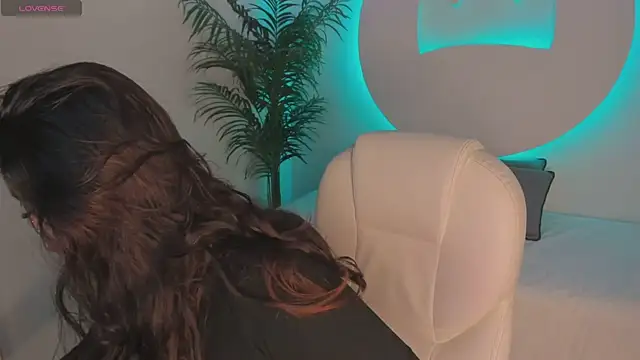 Snapshot of Ariana_Pierce chatting on 10.14.25 Ariana Pierce online show from 10.14.25