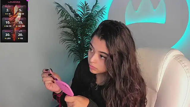 Snapshot of Ariana_Pierce chatting on 10.18.25 Ariana Pierce online show from 10.18.25