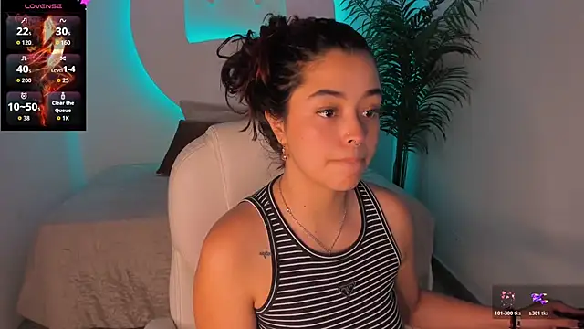 Snapshot of Ariana_Pierce chatting on 10.21.25 Ariana Pierce online show from 10.21.25