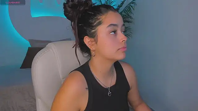 Snapshot of Ariana_Pierce chatting on 10.22.25 Ariana Pierce online show from 10.22.25