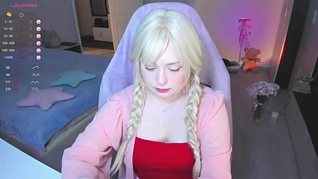 Snapshot of Amy_honey_angel chatting on 01.28.25 Amy honey angel online show from 01.28.25