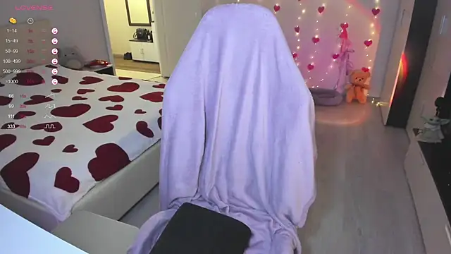 Snapshot of Amy_honey_angel chatting on 02.05.25 Amy honey angel online show from 02.05.25