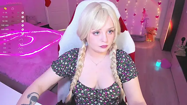 Snapshot of Amy_honey_angel chatting on 02.22.25 Amy honey angel online show from 02.22.25