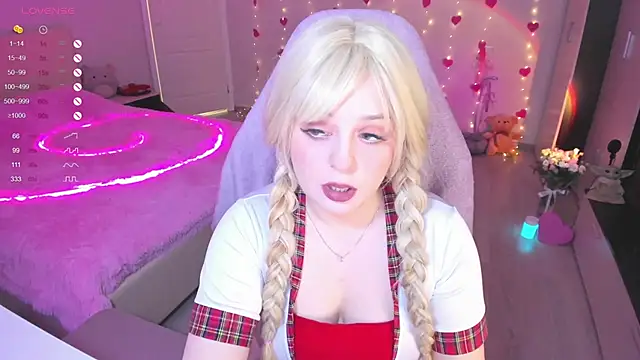 Snapshot of Amy_honey_angel chatting on 02.24.25 Amy honey angel online show from 02.24.25