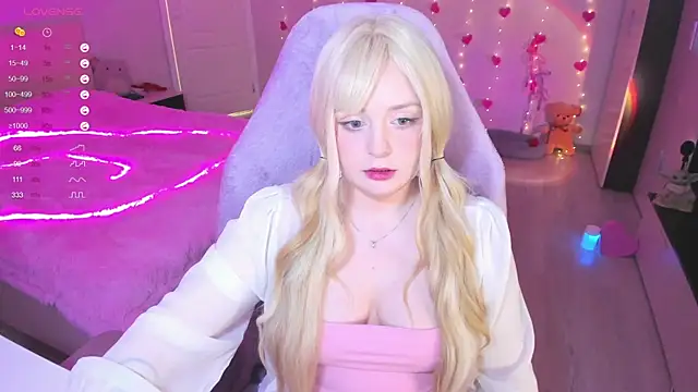 Snapshot of Amy_honey_angel chatting on 03.10.25 Amy honey angel online show from 03.10.25