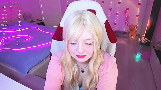 Snapshot of Amy_honey_angel chatting on 03.13.25 Amy honey angel online show from 03.13.25