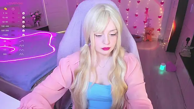 Snapshot of Amy_honey_angel chatting on 03.18.25 Amy honey angel online show from 03.18.25