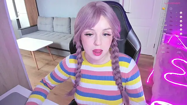 Snapshot of Amy_honey_angel chatting on 10.10.25 Amy honey angel online show from 10.10.25