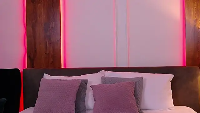 Snapshot of SkylerSpark chatting on 10.03.25 SkylerSpark online show from 10.03.25