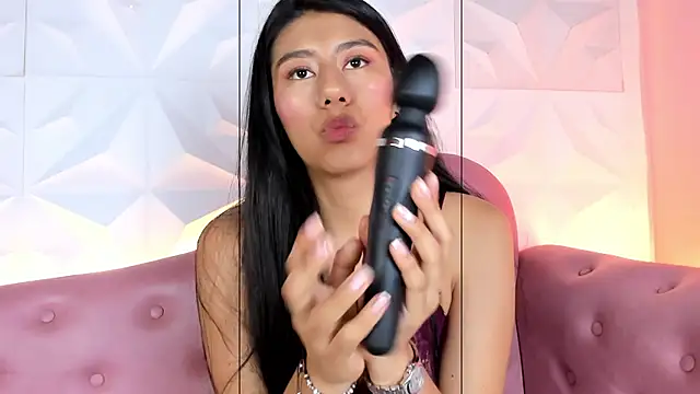 Snapshot of CarlaAlvez chatting on 02.04.25 CarlaAlvez online show from 02.04.25