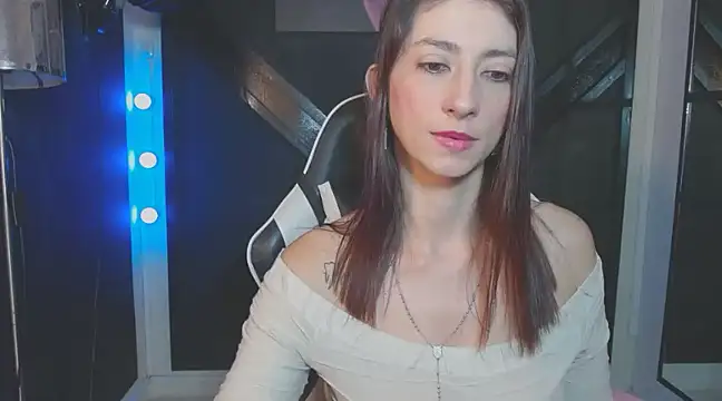 Snapshot of aitana_ag chatting on 03.18.25 aitana ag online show from 03.18.25