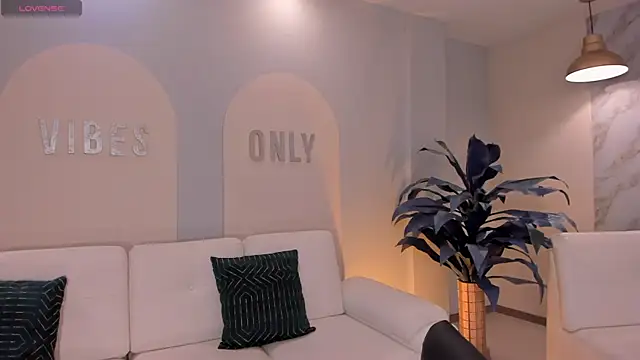 MiaFarrell  online show from 04.14.26