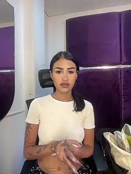 Cassie howard  online show from 02.18.25