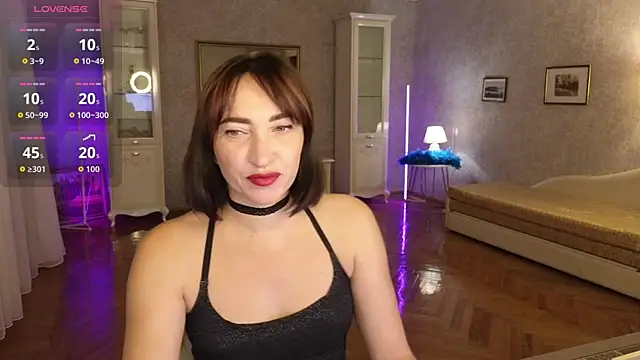 Snapshot of AnneHaddaway chatting on 10.05.25 AnneHaddaway online show from 10.05.25
