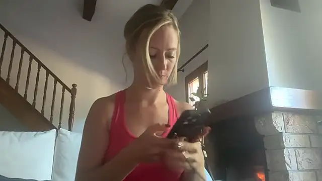 Snapshot of Emmy_frenchie chatting on 11.25.25 Emmy frenchie online show from 11.25.25