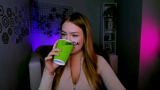 Snapshot of playful_sophie chatting on 10.07.25 playful sophie online show from 10.07.25