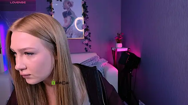 Snapshot of playful_sophie chatting on 10.17.25 playful sophie online show from 10.17.25