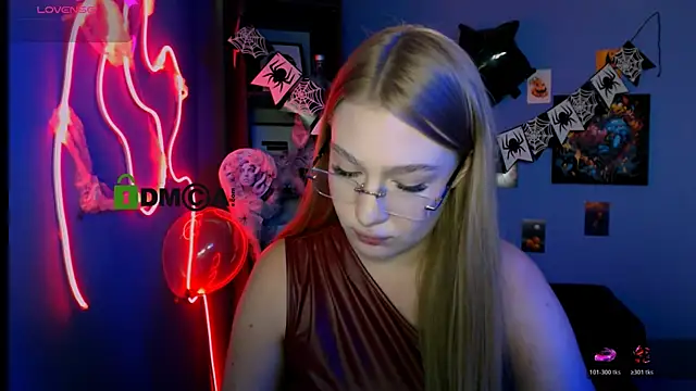 Snapshot of playful_sophie chatting on 10.27.25 playful sophie online show from 10.27.25