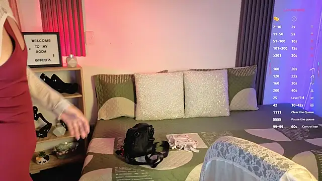 Snapshot of Fresita_Rosita chatting on 10.10.25 Fresita Rosita online show from 10.10.25