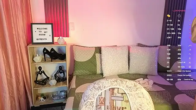 Snapshot of Fresita_Rosita chatting on 10.21.25 Fresita Rosita online show from 10.21.25