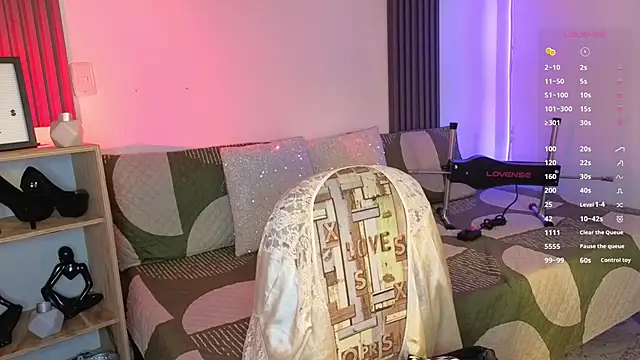 Snapshot of Fresita_Rosita chatting on 10.25.25 Fresita Rosita online show from 10.25.25