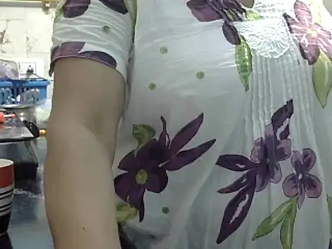 Snapshot of Housewife12 chatting on 01.10.25 Housewife12 online show from 01.10.25