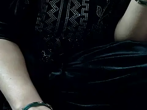 Snapshot of Housewife12 chatting on 01.11.25 Housewife12 online show from 01.11.25