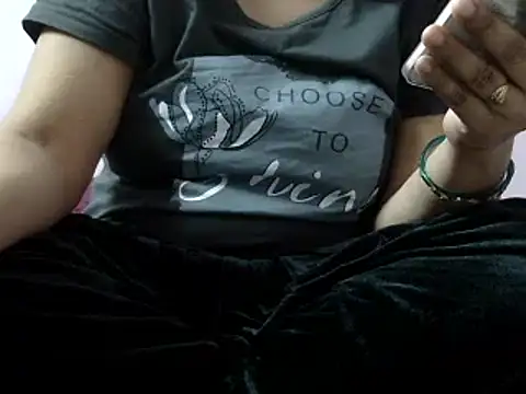 Snapshot of Housewife12 chatting on 01.12.25 Housewife12 online show from 01.12.25