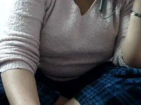 Snapshot of Housewife12 chatting on 01.18.25 Housewife12 online show from 01.18.25